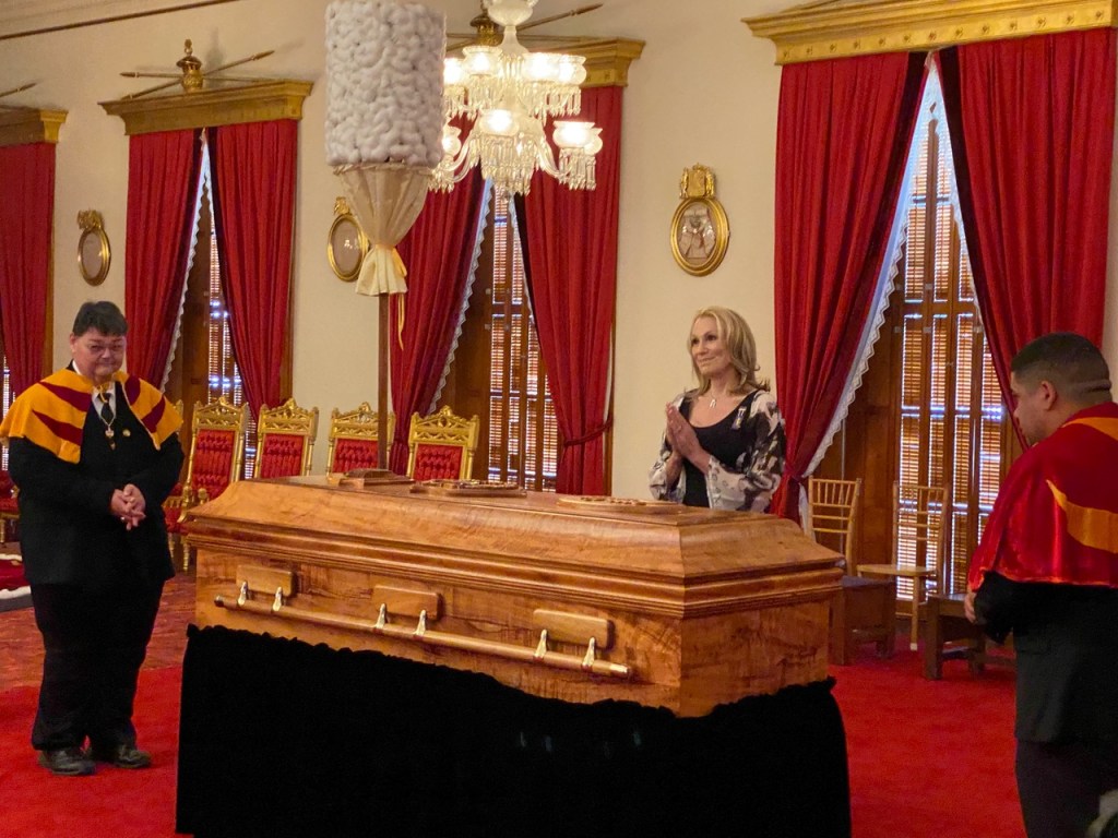 Abigail Kawananakoa's wife Veronica stood by her koa casket for the six-hour ceremony at Iolani Palace.