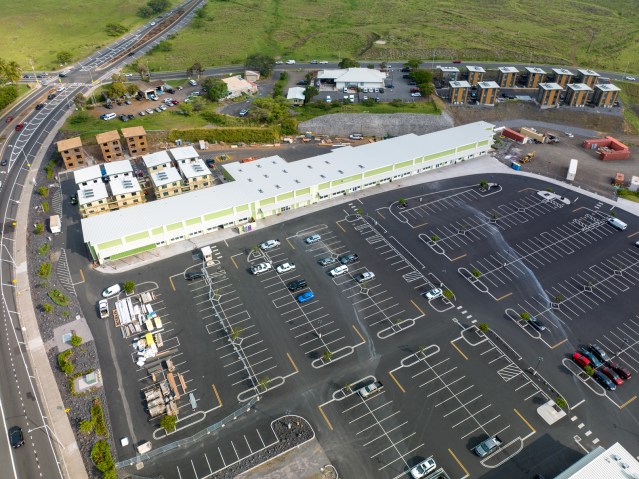 A shopping center sits mostly empty as a residential development is built in Waikoloa. (Nathan Eagle/Civil Beat/2023)