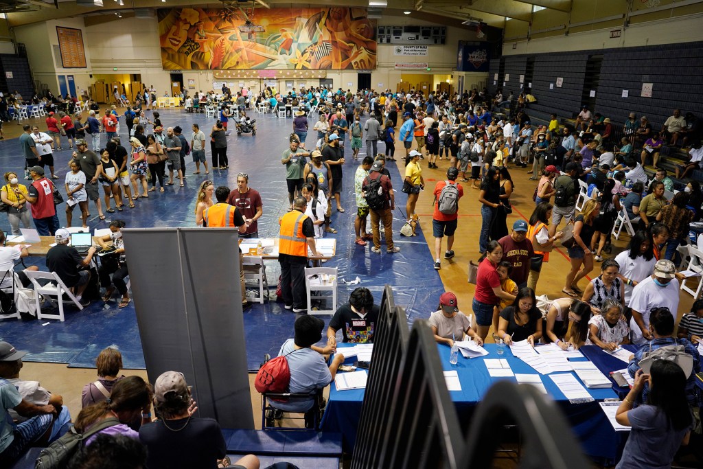 A federal resources fair drew hundreds of people in need of assistance in Lahaina. (Kevin Fujii/Civil Beat/2023)
