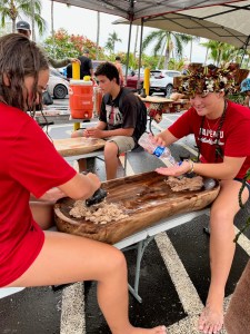Young paddlers from Kai Ehitu from Kailua-Kona work their pounders to create pa'i'ai. (Naka Nathaniel/Civil Beat/2023)