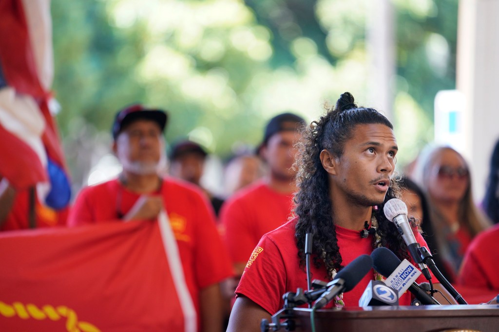 Paele Kiakona looks up toward Gov. Josh Green’s office Tuesday, Oct. 3, 2023, in Honolulu. Kiakoua and Lahaina Strong community members delivered more than 10,000 signatures of Lahaina and Maui-wide residents asking to keep West Maui closed to tourism until they’re ready for visitors. (Kevin Fujii/Civil Beat/2023)