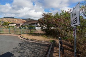 Makakilo Drive is a dead end street, photographed Friday, Oct. 6, 2023, in Kapolei. Residents have expressed concern about having only one way in and out of their community. A large vegetation fire could trap Makakilo residents. (Kevin Fujii/Civil Beat/2023)