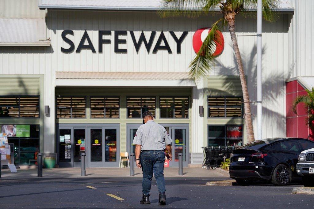 Shoppers return to Safeway Tuesday, Oct. 10, 2023, in Lahaina. The grocer shut down because of the Aug. 8 fire which destroyed Lahaina town. (Kevin Fujii/Civil Beat/2023)
