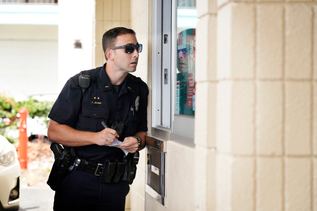 Hawaii Police Department Officer Tyler Jelsma gets a description of a trespasser outside of a retail store Tuesday, Nov. 7, 2023, in Hilo. (Kevin Fujii/Civil Beat/2023)