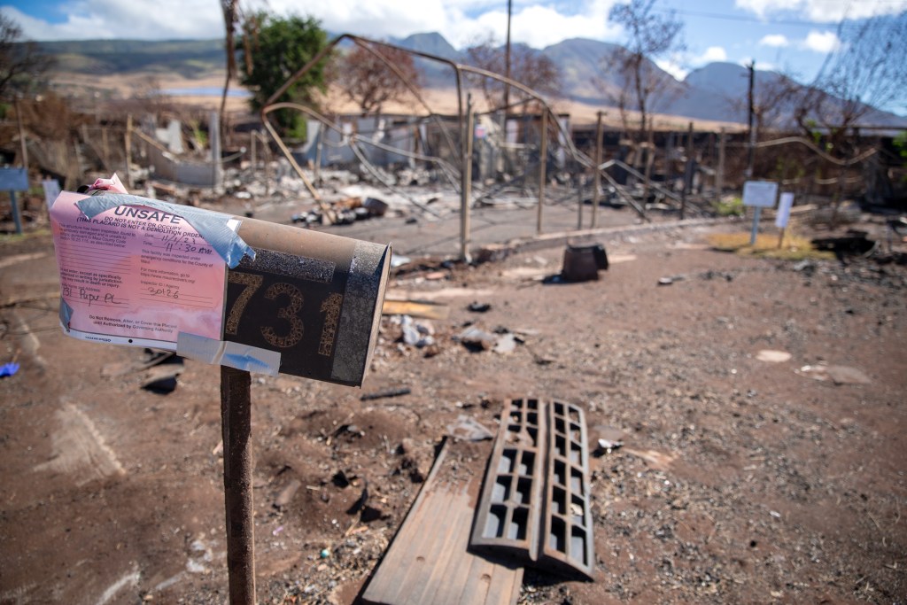 A sign posted on a Pupu Place mailbox marks the property as "unsafe" to enter. (Nathan Eagle/Civil Beat/2023)
