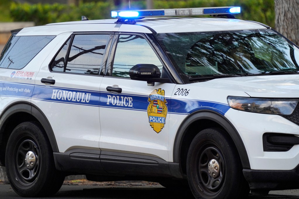 A Honolulu Police Department vehicle drives past the Prince Jonah Kūhiō Kalanianaʻole Federal Building and United States Courthouse Thursday, April 4, 2024, in Honolulu. (Kevin Fujii/Civil Beat/2024)