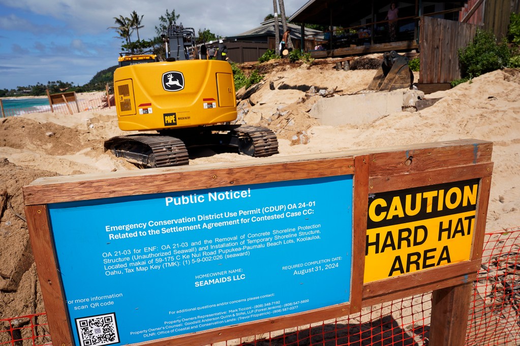 A public notice is posted to inform Sunset Beach goers about the seaway removal Tuesday, May 7, 2024, in Pupukea. (Kevin Fujii/Civil Beat/2024)