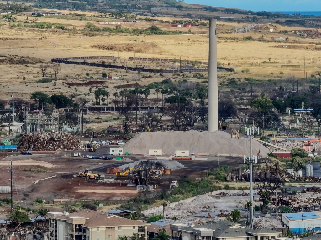 Commercial debris is piled high next to the Pioneer Mill in Lahaina. (Nathan Eagle/Civil Beat/2024)