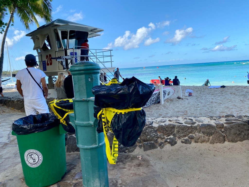 The water fountain at Kuhio Beach Park is broken. The city says most other fountains have been removed from the area because of damage from sand. (Denby Fawcett/Civil Beat/2024)