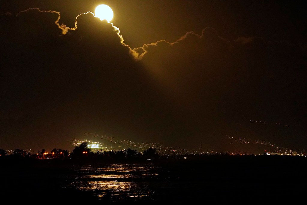 An almost full moon rises above Honolulu town Thursday, Sept. 19, 2024, as seen frrom Ewa Beach. (Kevin Fujii/Civil Beat/2024)