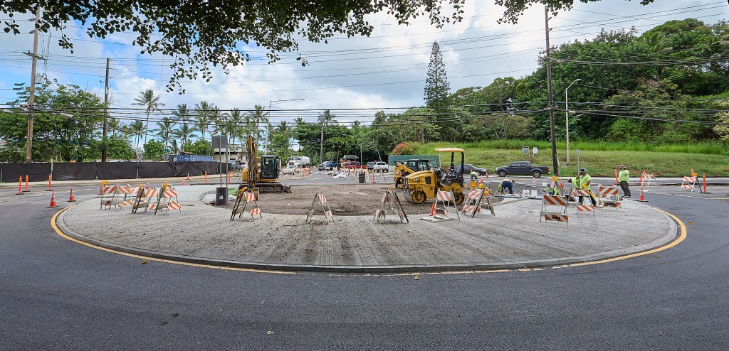 Scenics of the Roundabout/Traffic Circle under construction at the junction of Kahekili and Kamehameha Hwy in Kahaluu (David Croxford/Civil Beat/2024)