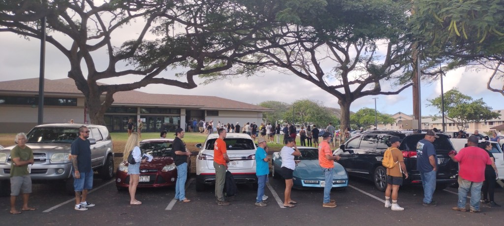 Maui voters were standing in long lines to cast their ballots Tuesday afternoon at the voter service center at the Velma McWayne Santos Community Center in Wailuku. (Léo Azambuja/Civil Beat/2024)