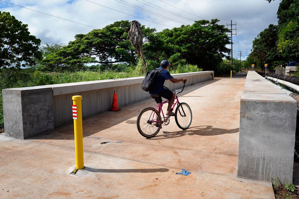 The Pearl Harbor Bike Path finally connects to Waipahu Deport Road with a new bridge over Kapakahi Stream Thursday, Nov. 14, 2024, in Waipahu. Before the bridge’s completion, path users had to exit the path at Pūpū’pole Mini Park, ride mauka to Farrington Highway and turn makai on Waipahu Depot Road to reconnect with the Pearl Harbor Bike Path. (Kevin Fujii/Civil Beat/2024)
