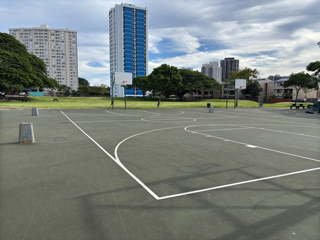 Kauluwela Community Park has had no lighting for the basketball and volleyball court for about 3 years.
