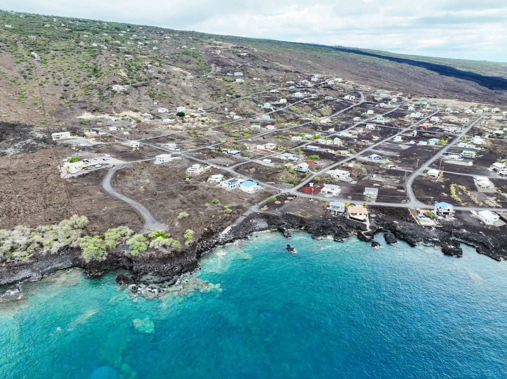 A new subdivision atop lava fields at Milolii. (Nathan Eagle/Civil Beat/2024)
