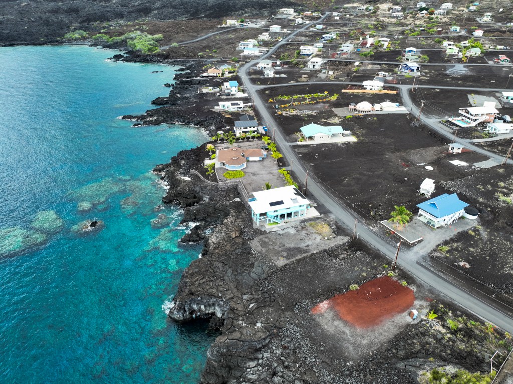 A new subdivision atop lava fields at Milolii. (Nathan Eagle/Civil Beat/2024)