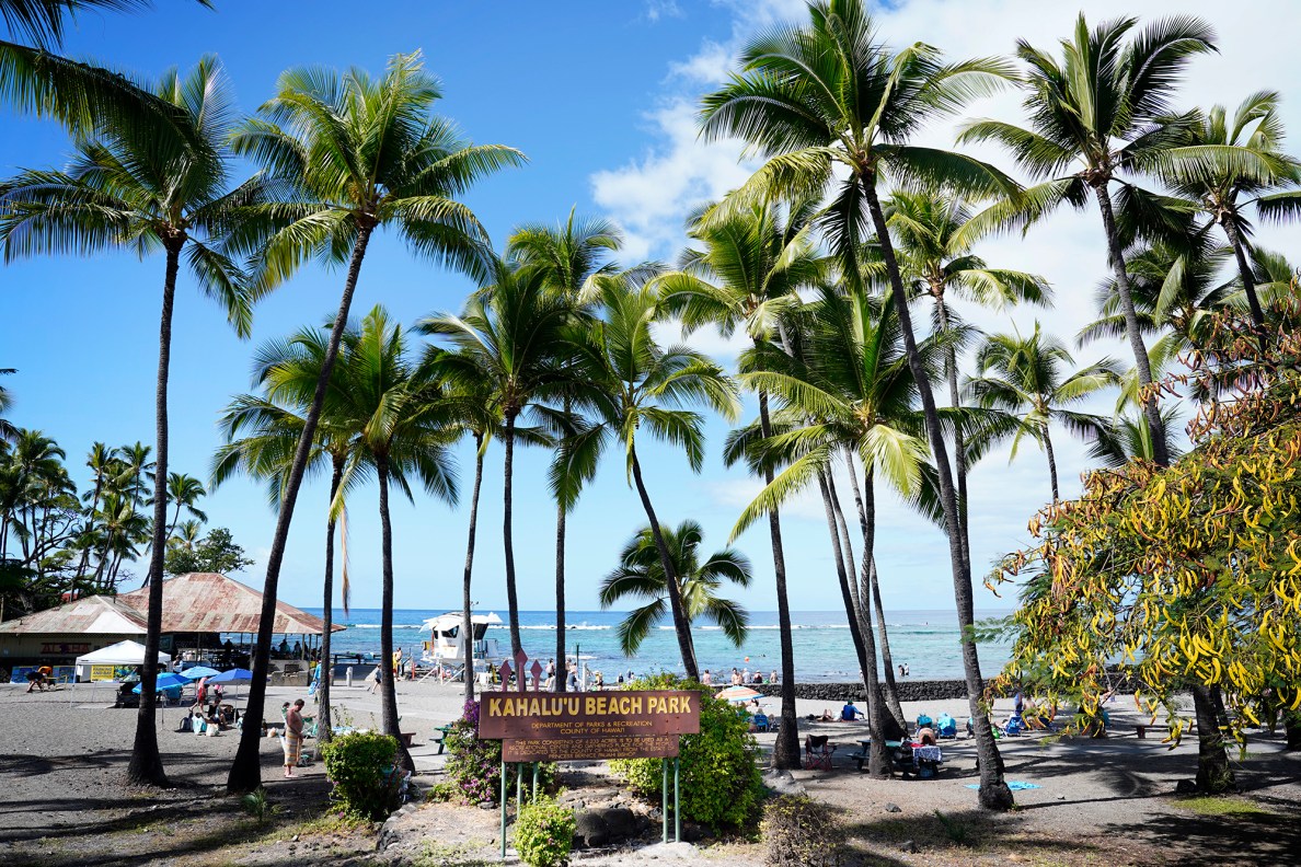 Kahalu’u Beach Park is photographed from Ali’i Drive Wednesday, Dec. 11, 2024, in Kailua-Kona. (Kevin Fujii/Civil Beat/2024)