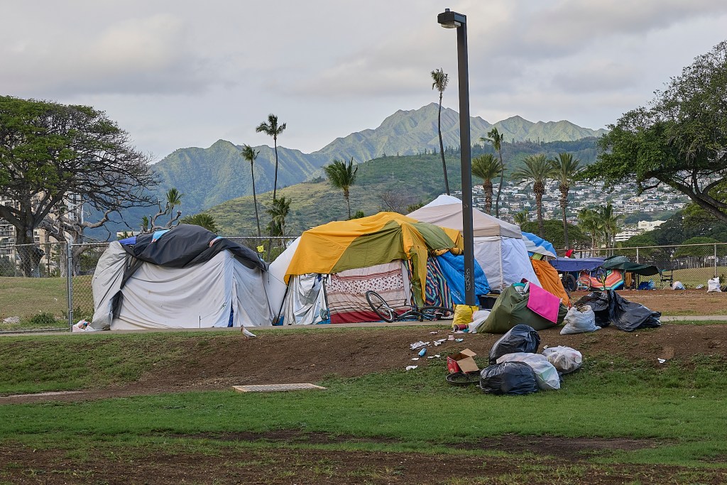 Just Diamond Head of the Ala Wai Municipal Golf Course a new homeless encampment has emerged in the shadow of St. Louis Heights Neiborhood and at the corner of Kapahulu Avenue and Ala Blvd. Photographed January 28th. (David Croxford/Civil Beat/2025)