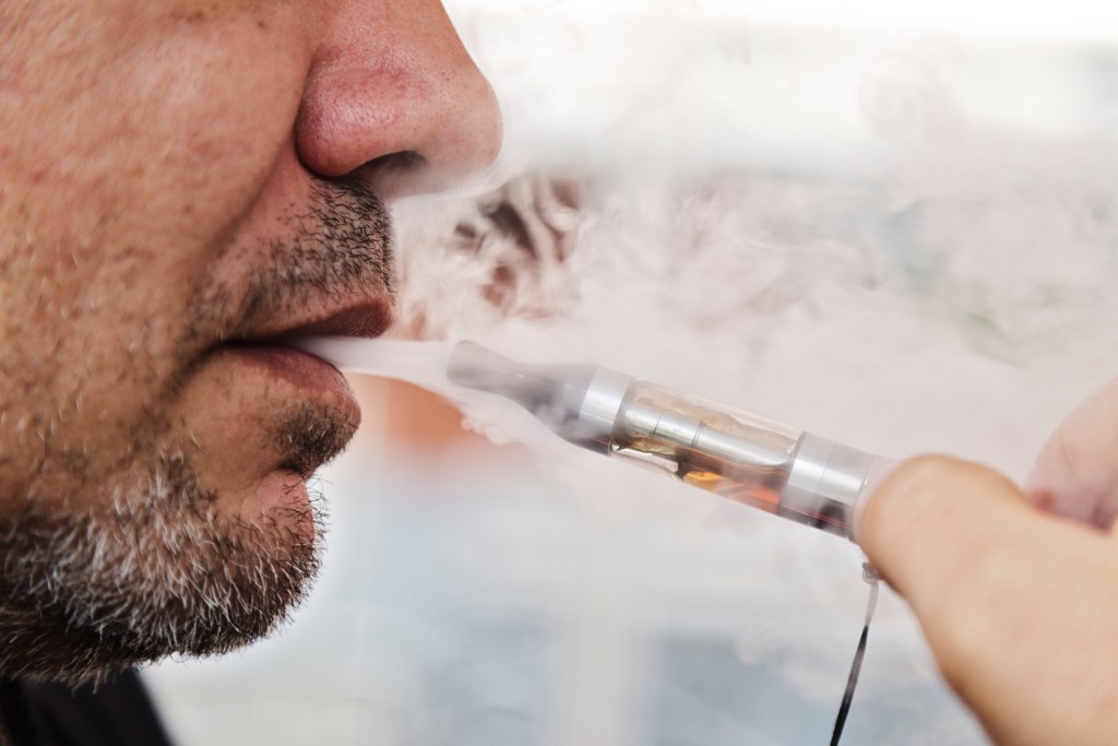 electric cigar smoking