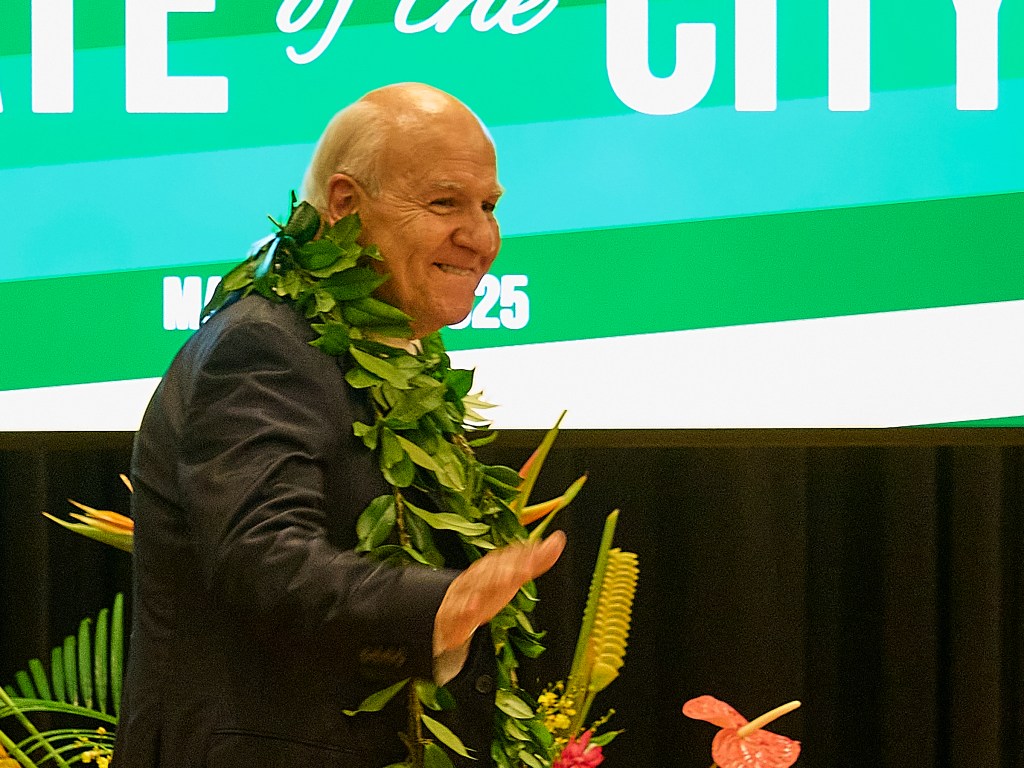 Mayor Rick Blangiardi approaches the podium and waves to the gathered crowd at Mission Auditorium during the beginning of his State of the City address. David Croxford/Civil Beat/2025