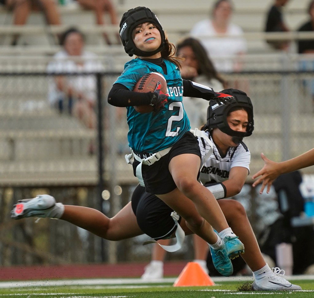 Dreamhouse Nā Hōkū Anuhea Brown misses de-flagging Kapolei High School’s Tori Galeano-Soares during the first Hawai’i high school girls flag football game Tuesday, March 25, 2025, at Wai’anae High School in Wai’anae. (Kevin Fujii/Civil Beat/2025)