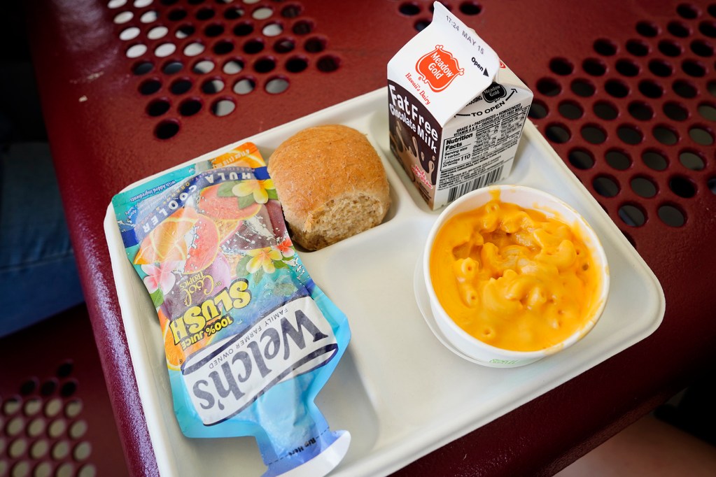 A Castle High School student lunch is photographed Monday, May 5, 2025, in Kāneʻohe. She opted for mac and cheese, dinner roll, juice slush and chocolate milk. This student didn’t select carrots, broccoli or pineapple. (Kevin Fujii/Civil Beat/2025)