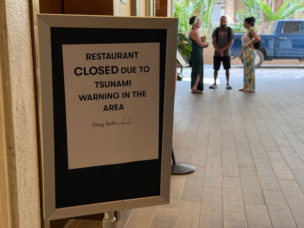Hotels in Waikīkī prepare as the state faced a tsunami warning. (Robert Durrell/Civil Beat/2025)