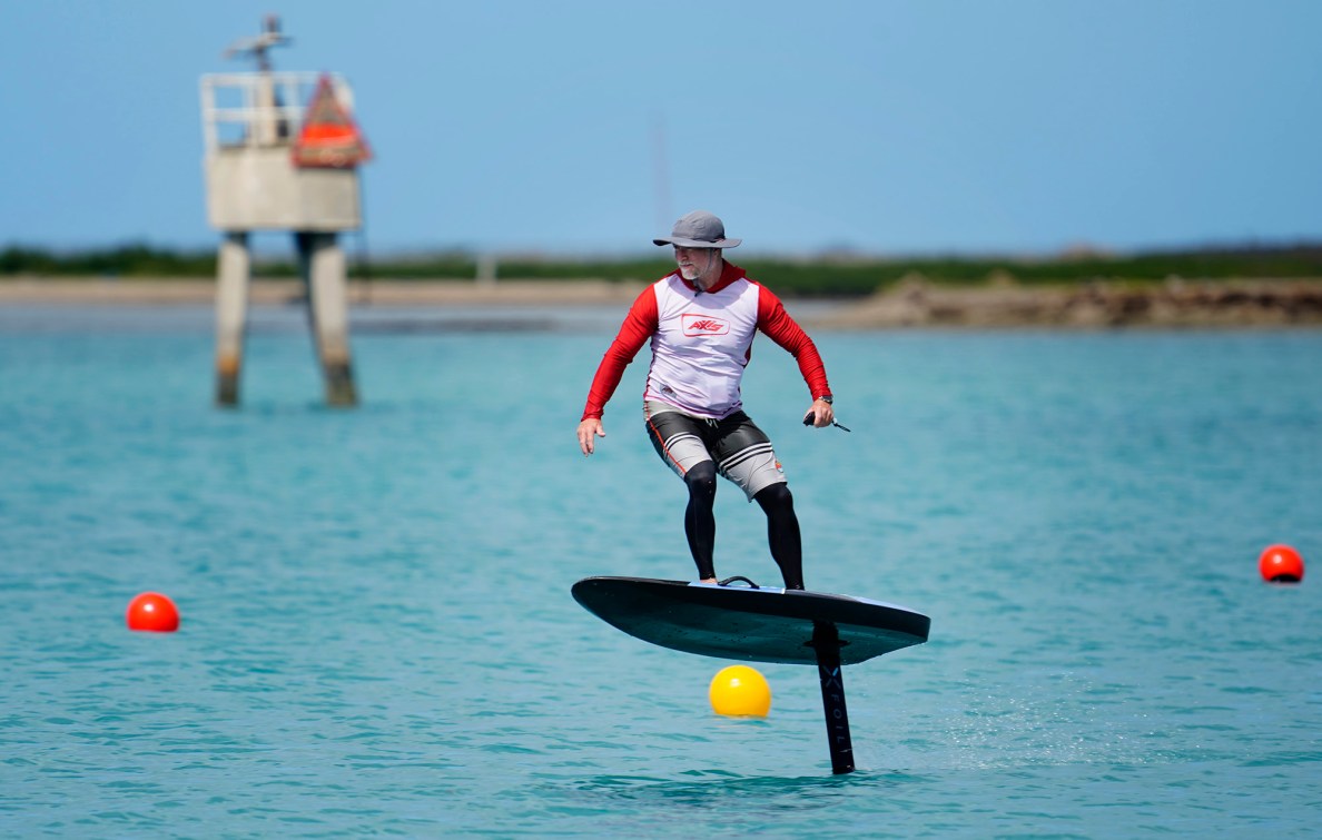 Paul McDonnell turns for the finish line during his heat in the inaugural Hawaii Efoil Extravaganza 2025 race Saturday, Aug. 9, 2025, at Ke‘ehi Lagoon in Honolulu. The first of its kind in Hawaiʻi, the day consisted of trying out electric hydrofoils, or e-foils, and racing on a closed-circuit track for prizes. (Kevin Fujii/Civil Beat/2025)