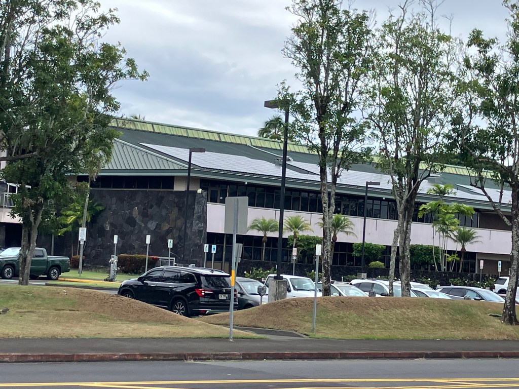 The photovoltaic solar array on the roof of the Hawaiʻi County Building in Hilo looks impressive, but it isn't functioning. Hawaiʻi County Counc Member Matt Kaneali'i-Kleinfelder calculates it costs county taxpayers $4,000 every month the system is out of commission. (Kevin Dayton/Civil Beat 2025) 