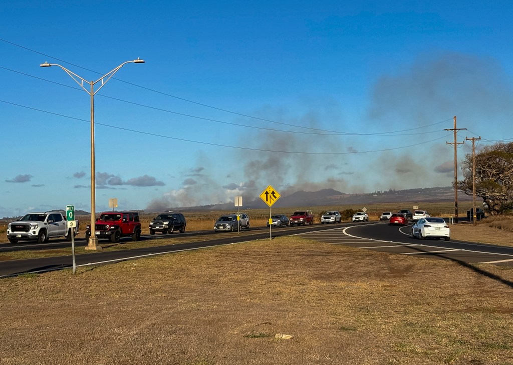 Maui issued evacuation orders after a brushfire broke out Tuesday on the north shore. (Erin Nolan/Civil Beat/2025)