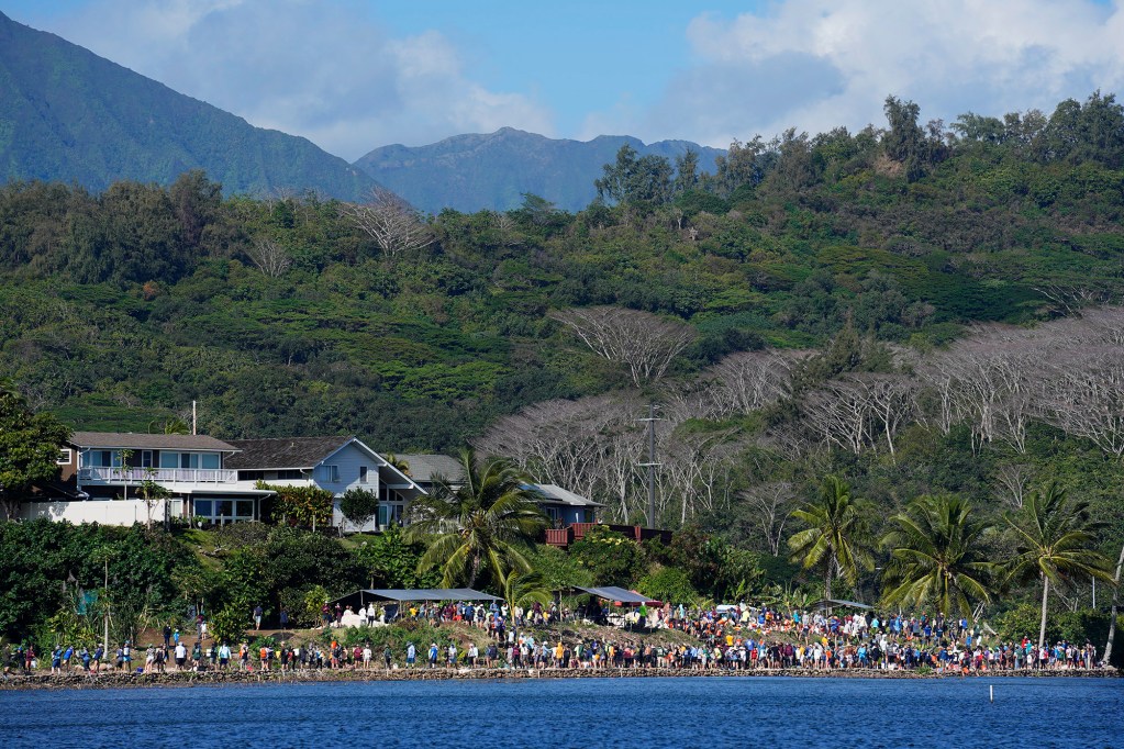 A portion of the 2,000 volunteers participate in Moʻokuapā, a Paepae O He‘eia event to complete re-building the wall surrounding the He‘eia loko i‘a (fishpond) Saturday, Dec. 13, 2025, in Kāneʻohe. The volunteers joined the Moʻokuapā community work day event to support the 800-year-old He‘eia loko i‘a. (Kevin Fujii/Civil Beat/2025)