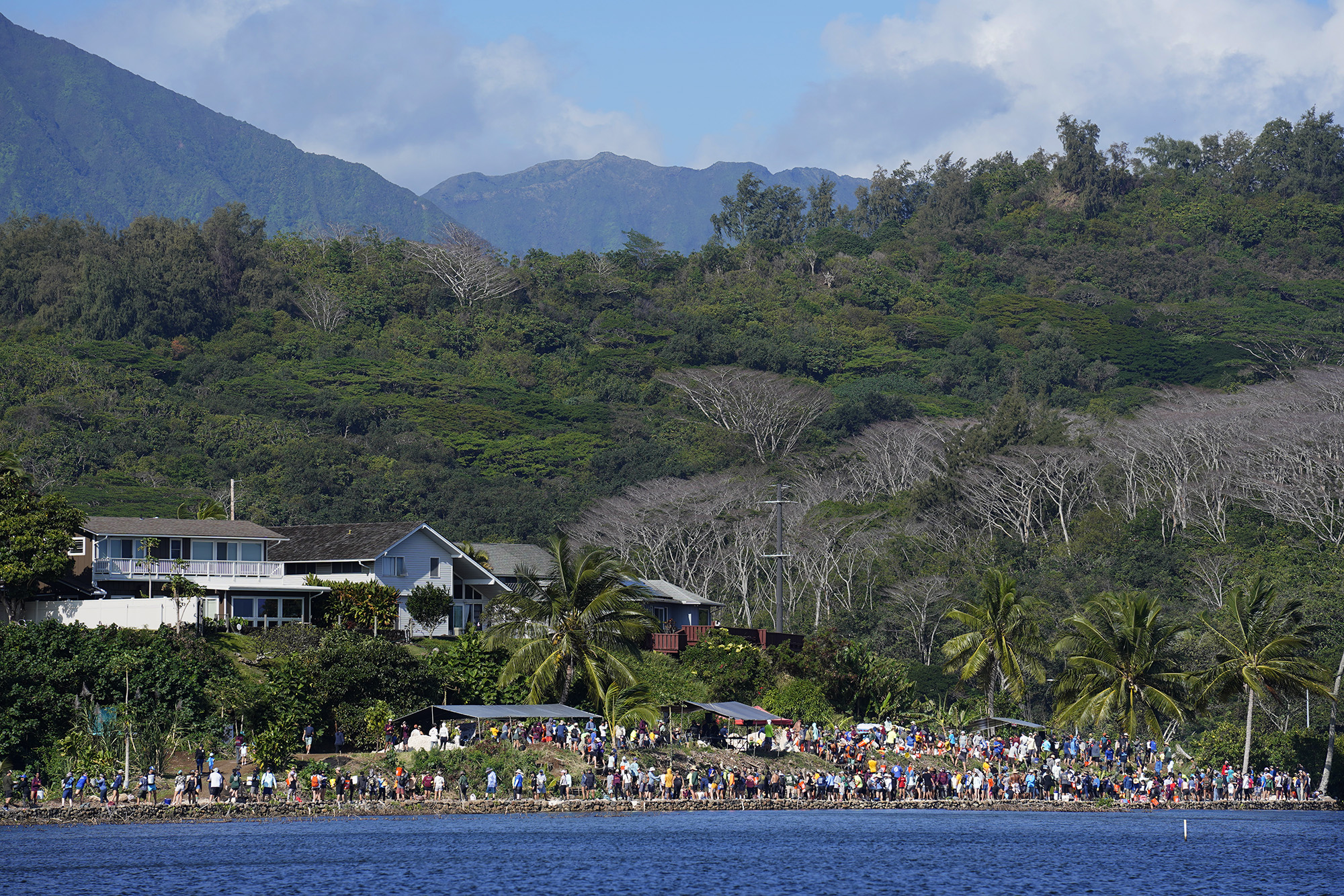 A portion of the 2,000 volunteers participate in Moʻokuapā, a Paepae O He‘eia event to complete re-building the wall surrounding the He‘eia loko i‘a (fishpond) Saturday, Dec. 13, 2025, in Kāneʻohe. The volunteers joined the Moʻokuapā community work day event to support the 800-year-old He‘eia loko i‘a. (Kevin Fujii/Civil Beat/2025)