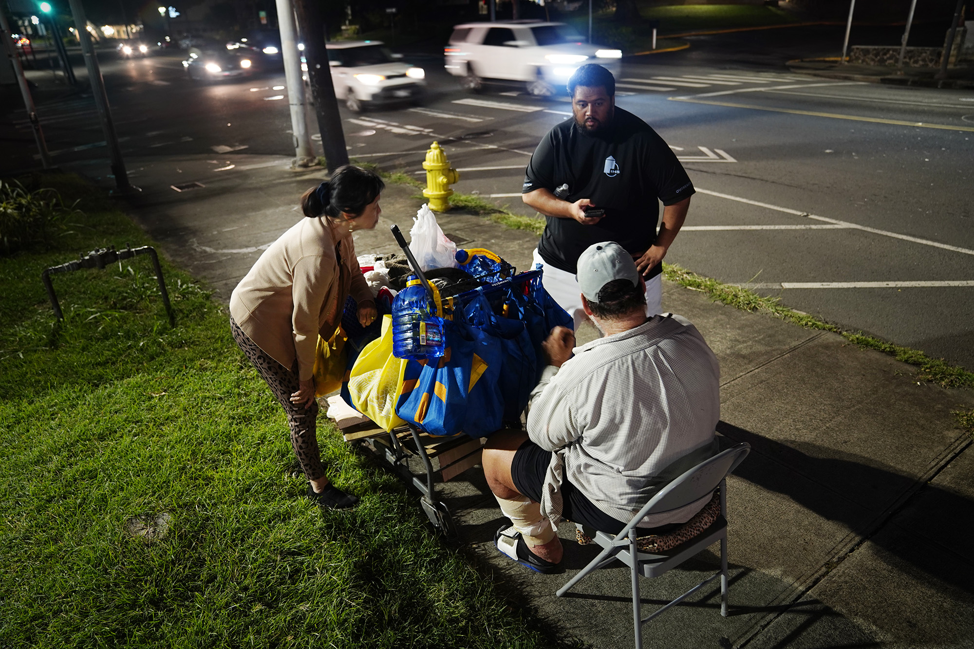 IHS executive director Connie Mitchell, left, and Castro Masaniai interview Chris Steinman during the Point In Time homeless count Monday, Jan. 26, 2026, in Honolulu. (Kevin Fujii/Civil Beat/2026)