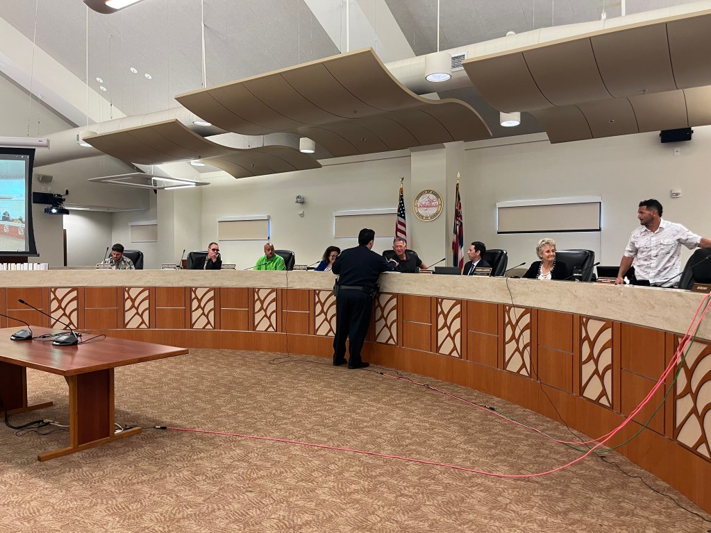Reed Mahuna thanks police commissioners after his appointment Friday. (Taylor Nāhulukeaokalani Cozloff/Civil Beat/2026)