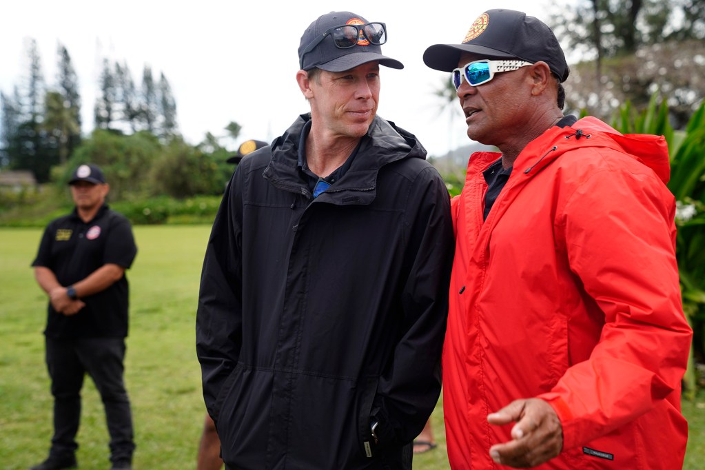 Honolulu Ocean Safety Chief Kurt Lager, left, talks story with Kaua‘i Ocean Safety Bureau Operation Chief Kalani Vierra during Hawai‘i’s first rip current clinic led by ocean safety educator Bruce “Hoppo” Hopkins of Australia Wednesday, Feb. 18, 2026, in Hanalei. (Kevin Fujii/Civil Beat/2026)
