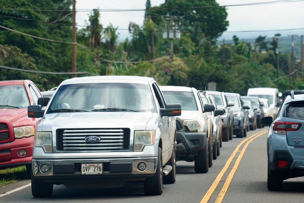 North Shore residents return Saturday, March 21, 2026, in Waialua. A second Kona low storm brought heavy rain after the previous week’s downpour and high winds. (Kevin Fujii/Civil Beat/2026)