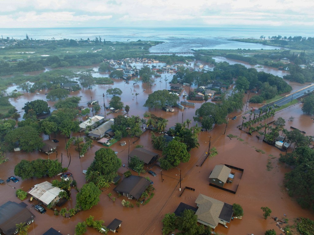››Haleʻiwa, seen here Friday morning, was under an evacuation order as heavy rains flooded the area. (Craig Fujii/Civil Beat/2026)
