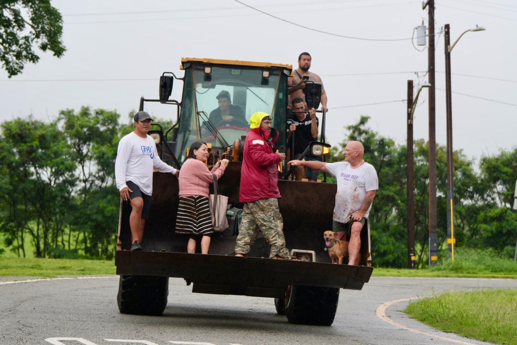 People evacuated from Haleʻiwa on a bulldozer, Friday, March 20, 2026. (Craig Fujii/Civil Beat/2026)