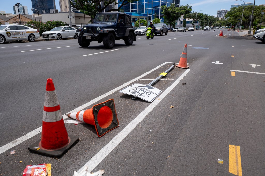 A broken bike lane sign sits among traffic cones marking the South King Street bicycle lanes April 20, 2026. (Craig Fujii/Civil Beat/2026)