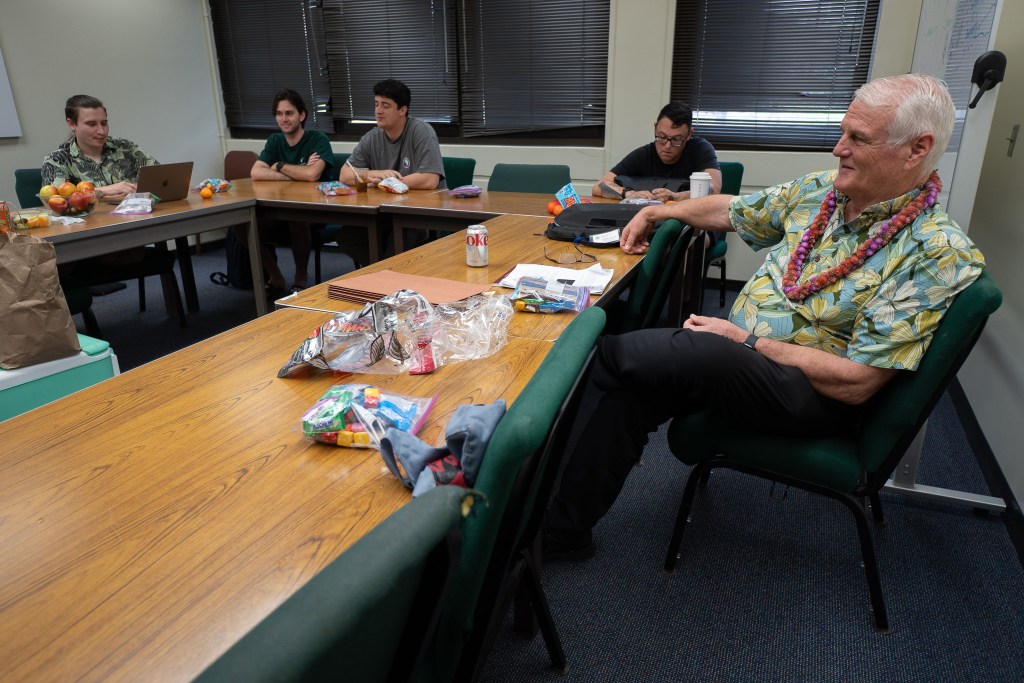 Retired Chief Justice Mark Recktenwald with law students at a seminar at the William S. Richardson School of Law at the Mānoa campus April 30, 2026. Attendees are, from left: George Gibson, Harrison Witt, Sam Workman and Will Vandergriff. (Craig Fujii/Civil Beat/2026)