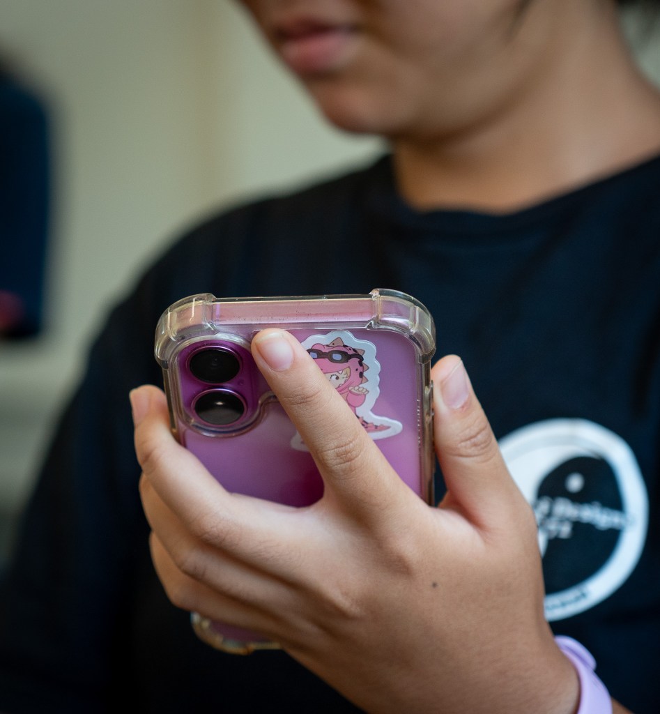 A student holds a mobile device during a class at McKinley High School May 1, 2026. (Craig Fujii/Civil Beat/2026)