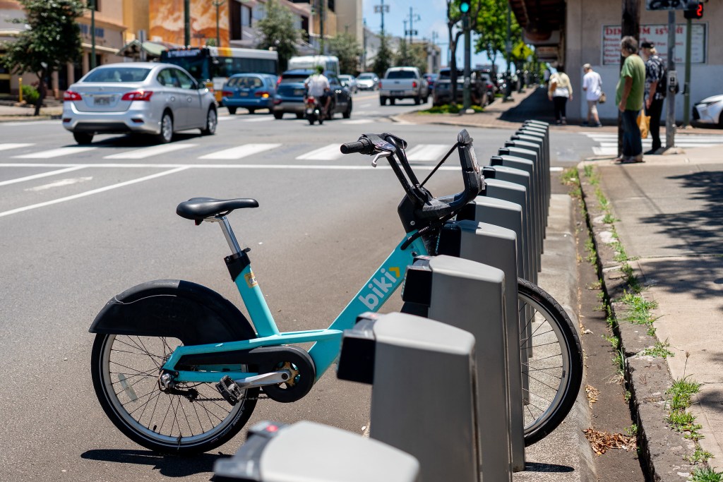 A lone bicycle at a Biki station on Waiʻalae Avenue at Sierra Drive in Kaimukī May 4, 2026. (Craig Fujii/Civil Beat/2026)
