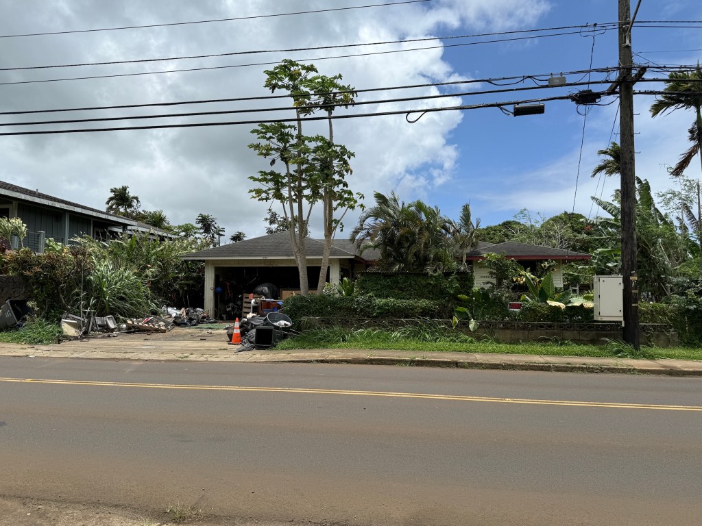 A rundown house on Kīlauea Road.