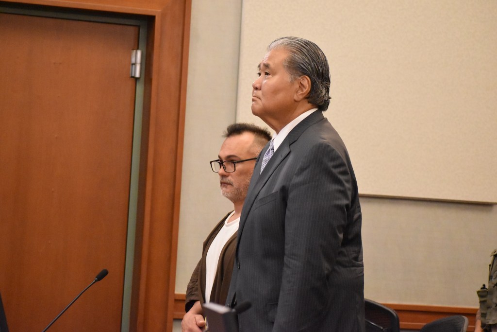 William "Billy" Sinclair (left) stands next to his court-appointed attorney, Keith Shigetomi, during his June 28, 2026 arraignment in Līhu‘e.