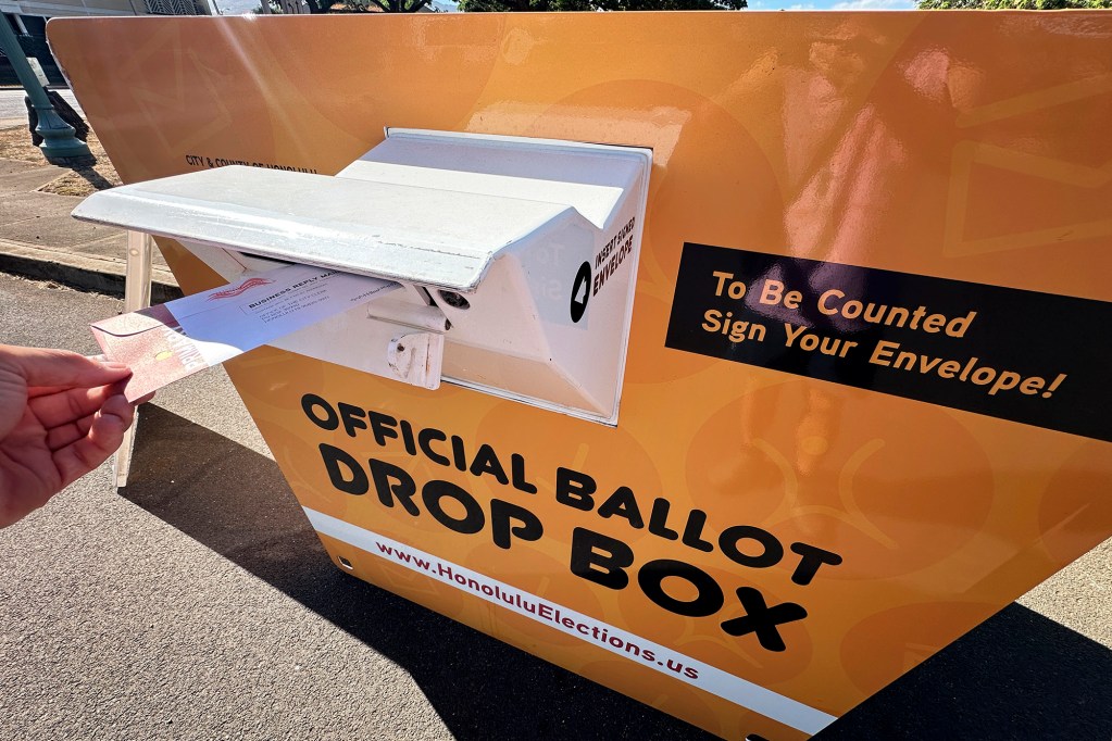 A voter drops off their primary ballot in an official ballot drop box at Asing Park in ʻEwa Beach on Saturday, July 25, 2026. (Kevin Fujii/Civil Beat/2026)