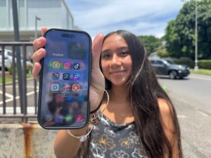 Ua Hōʻea Ke Kulekele Pāpā Kelepona Paʻalima Hou O Ko Hawaiʻi Mau Kula. Pehea Ka Manaʻo O Nā ʻŌpio?