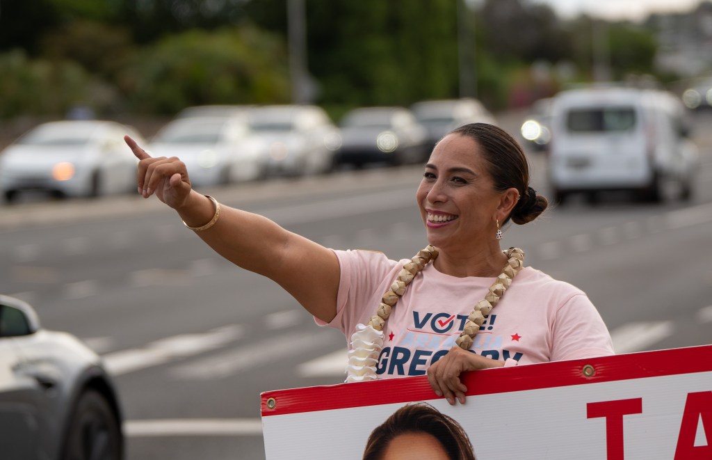 District IV council candidate Tara Malia Gregory sign waves in Hawaiʻi Kai August 5, 2026. (Craig Fujii/Civil Beat/2026)
