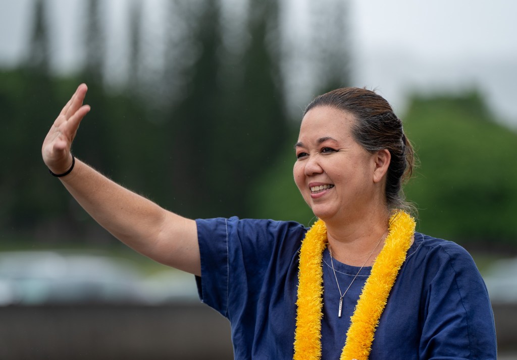 Rep. Jill Tokuda sign waving in Kāneʻohe August 3, 2026. (Craig Fujii/Civil Beat/2026)
