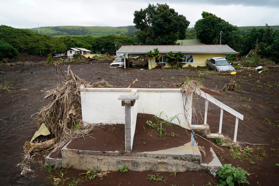 Entrance steps remain in place after Hurricane Lala moved an apartment building off its foundation as Hawaiʻi Island prepares for Hurricane Nolo Friday, Sept. 25, 2026, in Nāʻālehu. (Kevin Fujii/Civil Beat/2026)