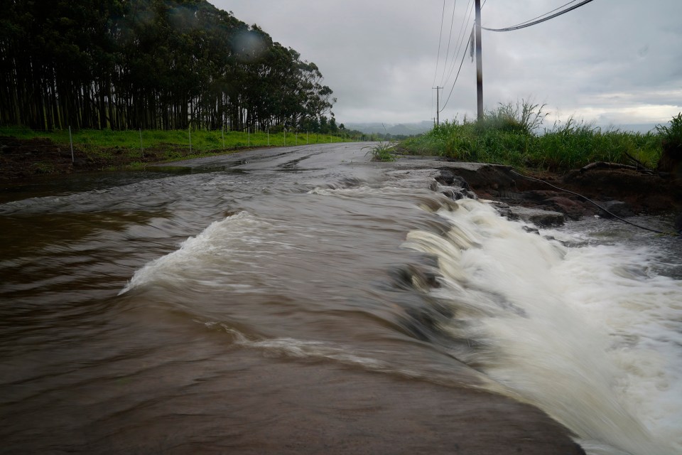 Water pours over Ka‘alaiki Road after Hurricane Nolo continues south of Hawaiʻi Saturday, Sept. 26, 2026, in Nāʻālehu. (Kevin Fujii/Civil Beat/2026)